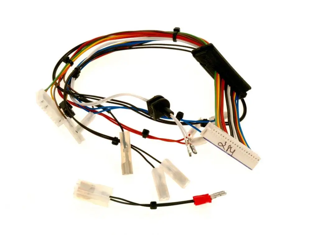 Kabelbaum mit mehreren farbigen Drähten und Steckverbindern. Verwendung möglich in elektrischen Systemen, möglicherweise von Bosch, für 24V-Anwendungen.